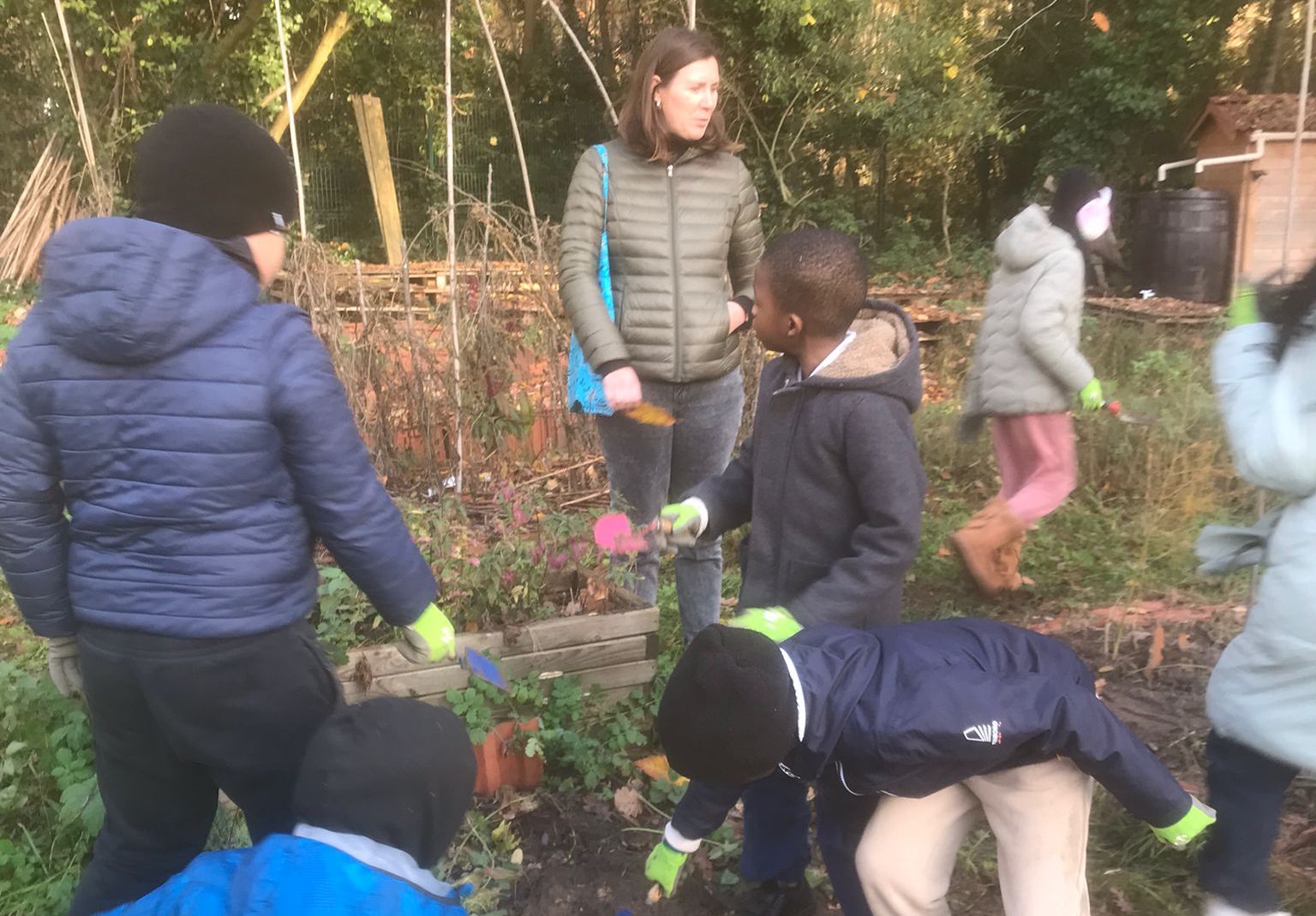 Des enfants au coeur du jardin-forêt
